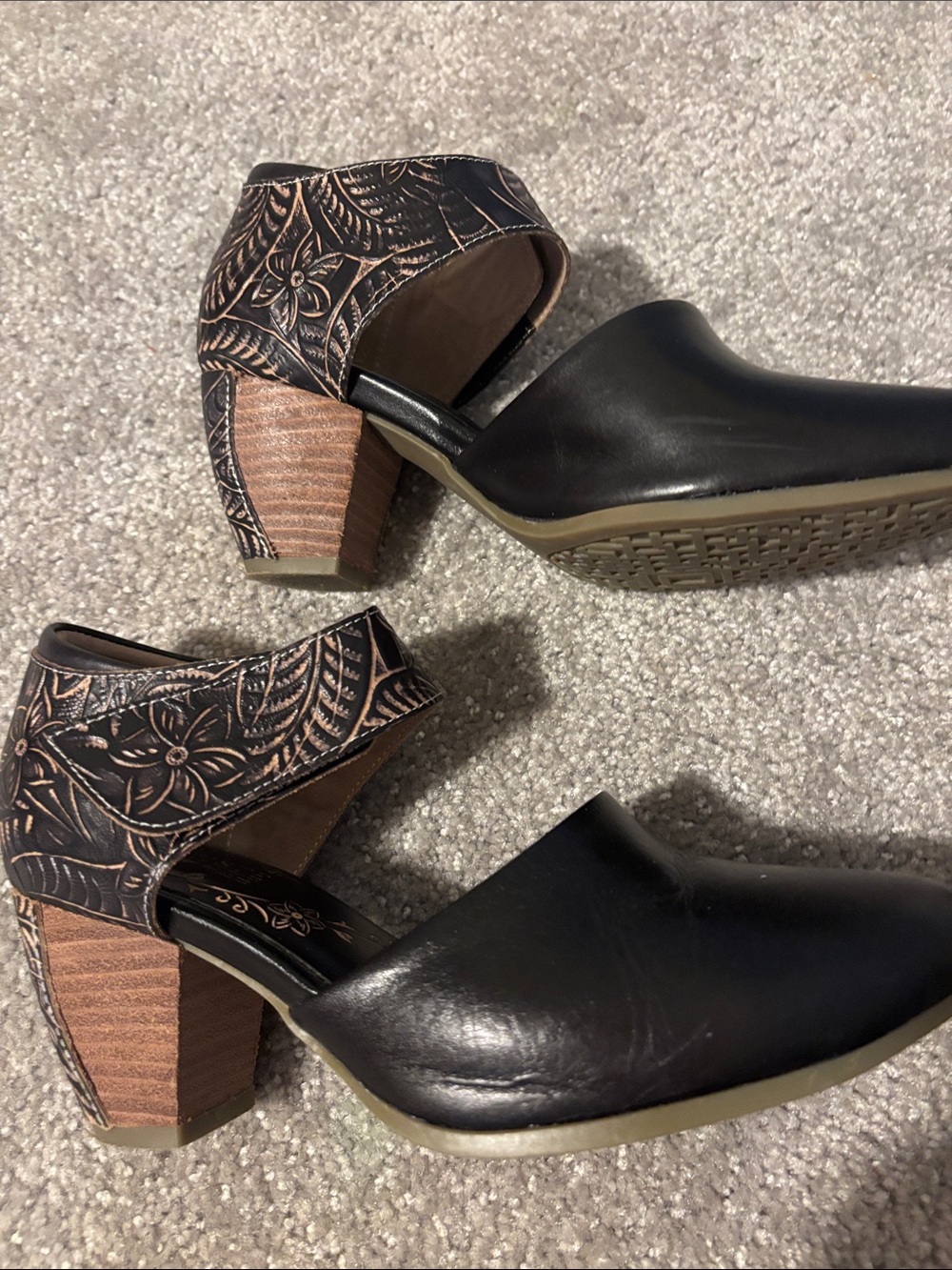 Women’s Black embossed Floral-Trim Block Heel Clog L’Artiste